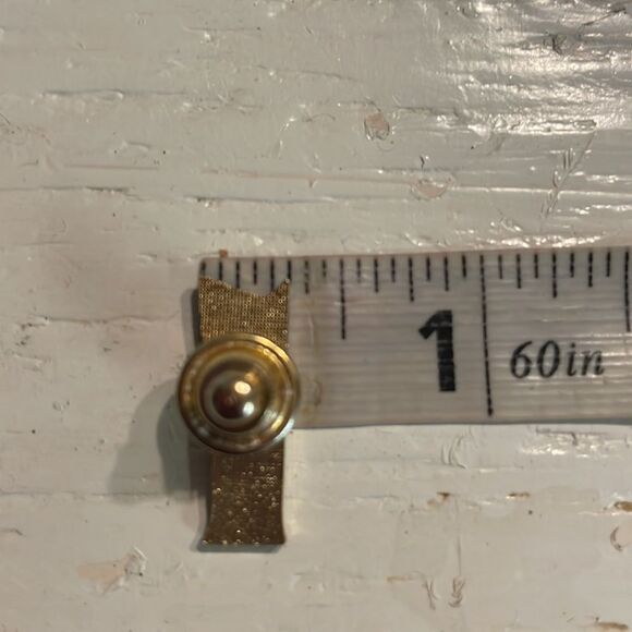 Vintage-1950s-Service Master gold tone & green enamel tie tack/lapel service pin - Picture 10 of 10